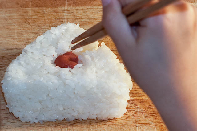 Umeboshi-in-Onigiri_1.jpg